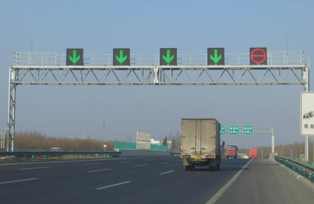 道路交（jiāo）通廣（guǎng）告式龍門架