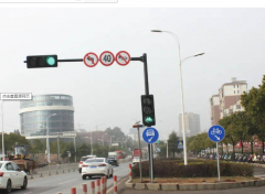 路口（kǒu）的交通信号灯装多少数量才合理?